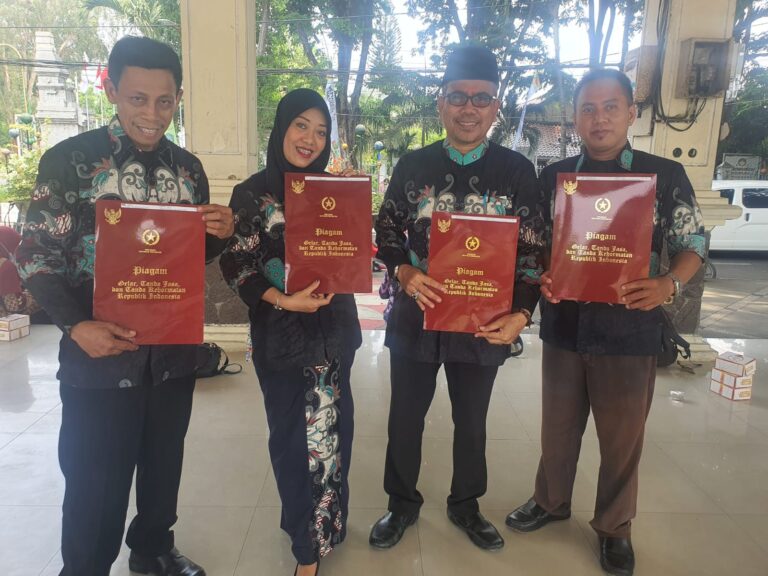 Penganugerahan Tanda Kehormatan Satyalancana Karya Satya Tahun 2023 kepada Bapak/Ibu Guru dan Karyawan di SMP Negeri 1 Waru