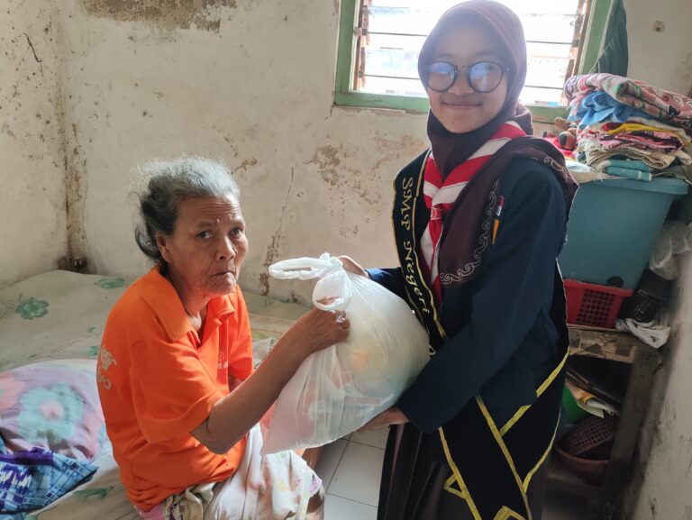 Meniti Lentera Kebaikan: SMPN 1 Waru Sidoarjo Melaksanakan Kegiatan Bakti Sosial dalam Rangka Memperingati Isra Mikraj Nabi Muhammad saw 1445 H di Desa Kedungrejo.