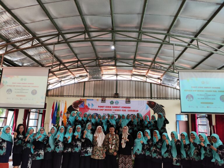 Pamit Ceria Sambut Gembira Kepala SMP Negeri 1 Waru: Dari Ibu Dra. Masroh Hidajati, M.Pd Kepada Bapak Didik Winarko, S.Pd., M.Pd.