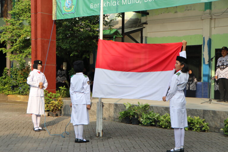 Peringati Hari Pendidikan Nasional Tahun 2024, SMP Negeri 1 Waru adakan Kegiatan Upacara Bendera