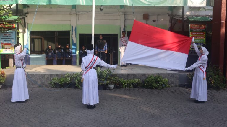 SMPN 1 WARU SIDOARJO MELAKSANAKAN UPACARA BENDERA DALAM PERINGATAN HARI KEBANGKITAN NASIONAL YANG KE-116