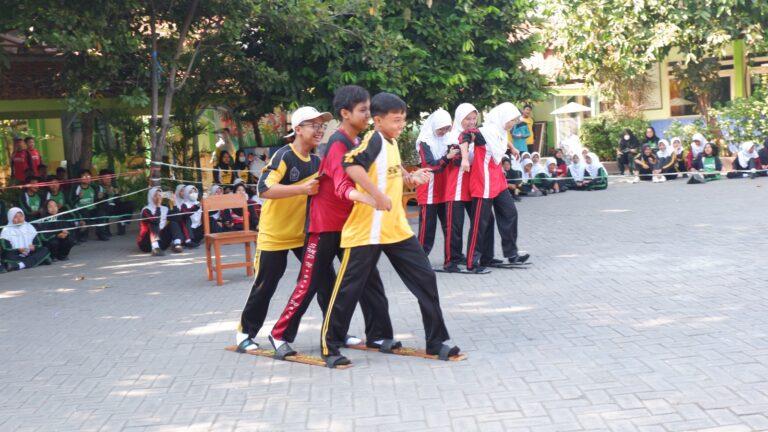 Semarak Merah Putih: Peringatan HUT ke-79 RI SMPN 1 Waru Penuh Antusiasme