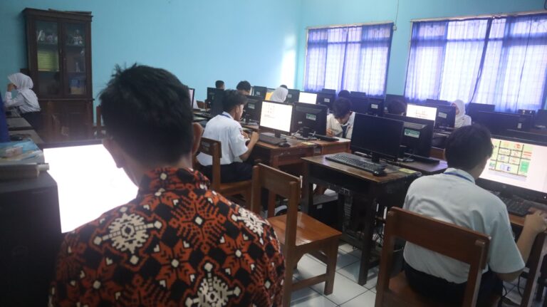 Pelaksanaan ANBK di SMPN 1 Waru Sidoarjo Berjalan Lancar