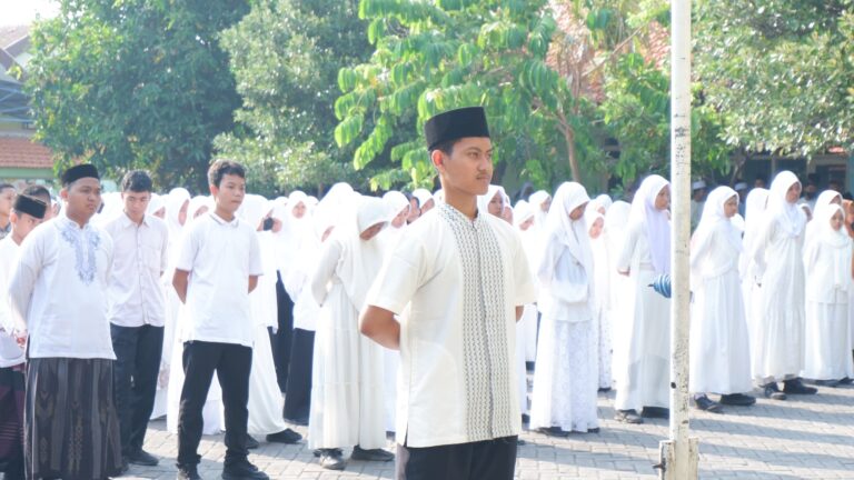 SMP Negeri 1 Waru Gelar Apel Peringatan Hari Santri Nasional Mengusung Tema “Menyambut Juang Merengkuh Masa Depan”