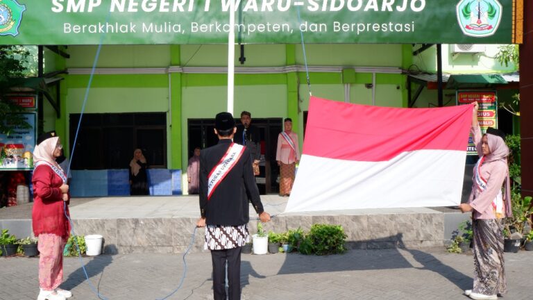 SUMPAH PEMUDA KE-96 “MAJU BERSAMA INDONESIA RAYA”, SMP NEGERI 1 WARU GELAR UPACARA BENDERA