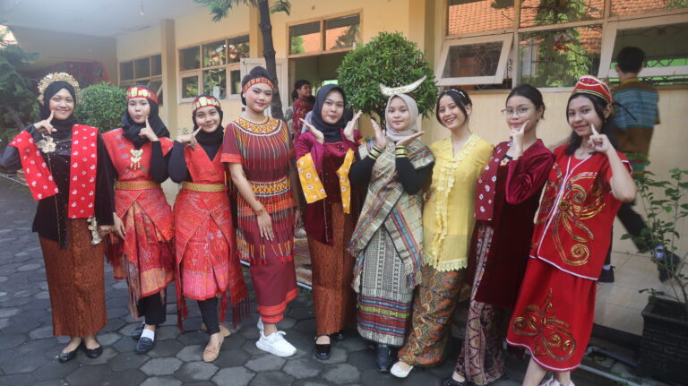 Peringatan Hari Kartini 2025 di SMPN 1 Waru Sidoarjo: Semangat Kartini dalam Kreasi dan Literasi