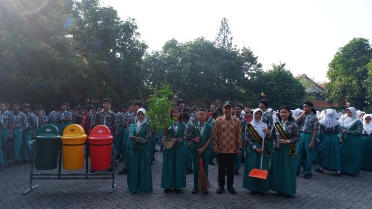 SMP Negeri 1 Waru Gelar Apel Hari Lingkungan Hidup Sedunia “Hentikan Polusi Plastik”